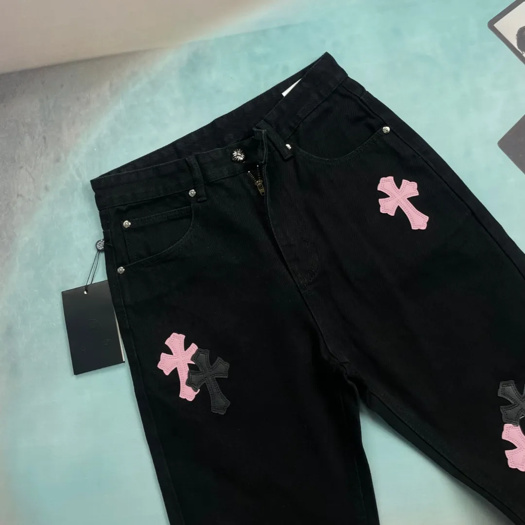 🅿️290 🔘Style No.-KL139 🔘Cro Heart 𝐂𝐡𝐫𝐨𝐦𝐞 𝐇𝐞𝐚𝐫𝐭 CH City Limited Series Sanskrit Cross Patch Leather Jeans [Black Pink]* Black Pink Color - Hong Kong Exclusive Fashion players, Cro Heart Hong Kong City Limited Jeans are now available!  It is a collage of virgin red denim and pink and purple cow tire leather. The unique color scheme is like the intertwining of vitality and romance in Hong Kong. The three-dimensional letters between the hips seem to tell the story of the city. Customized hardware, thick three-dimensional cross stamens, and hand-cut leather washers make the details full of luxury.  Handcrafted and made of environmentally friendly materials, comfort and quality coexist. Owning it is not only an outfit, but also a status symbol. Globally limited edition, don’t miss it.  Size: S M L XL (28.30.32.34) Color: black with black, black with blue, black with pink
